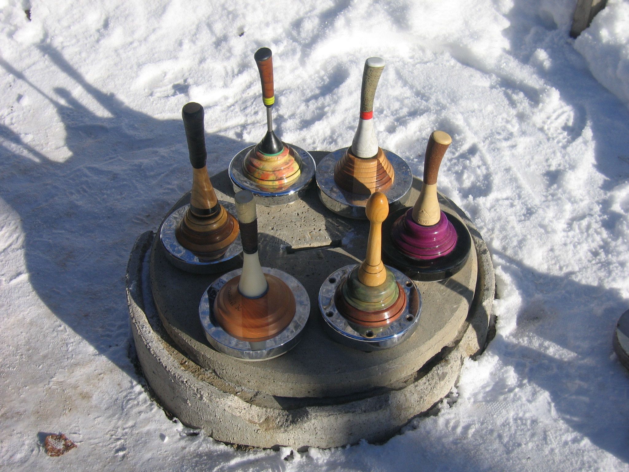 Hölzerne Eisstöcke im Schnee